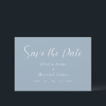 シンプルな青と白のスクリプト結婚式 Save the Date セーブザデート<br><div class="desc">青い背景にシンプルでモダンな白の結婚式「Save the Date」。あらゆる季節の結婚式に最適。</div>