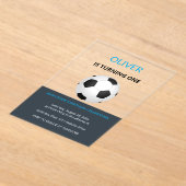 シンプルな青のサッカー少年 1歳の誕生日 アクリル招待状 (レイダウン)