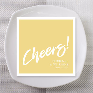 シンプルな黄色のブラッシュレタリングで「Cheers!」ウエディング スタンダードカクテルナプキン