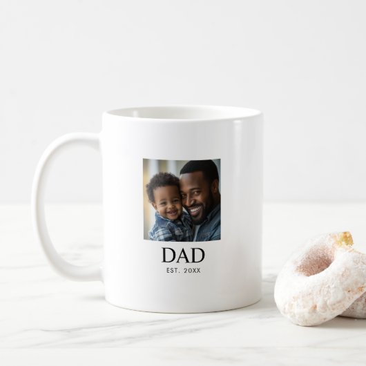 シンプルな黒の「Dad Established」写真 コーヒーマグカップ (ドーナツ)