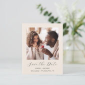 シンプルな2枚の写真のベージュの結婚式延期はがき (スタンド正面)
