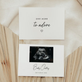 シンプルな"One More to Adore"ベビー妊娠 案内状
