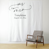 シンプルなMr & Mrs左寄せフォトバックドロップ タペストリー (インサイチュ)
