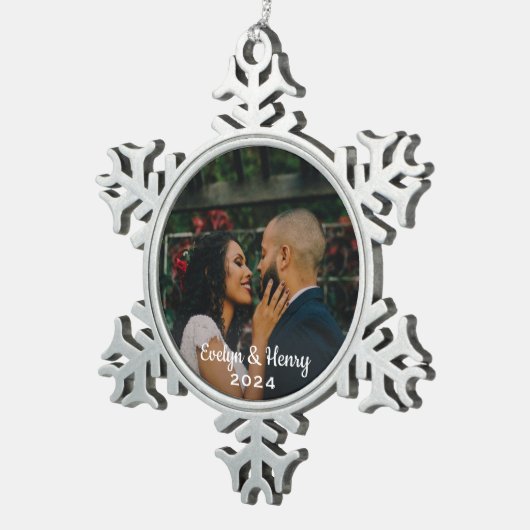 シンプルにエレガントなウェディングフォトホワイトスクリプトモノグラム スノーフレークピューターオーナメント (右)