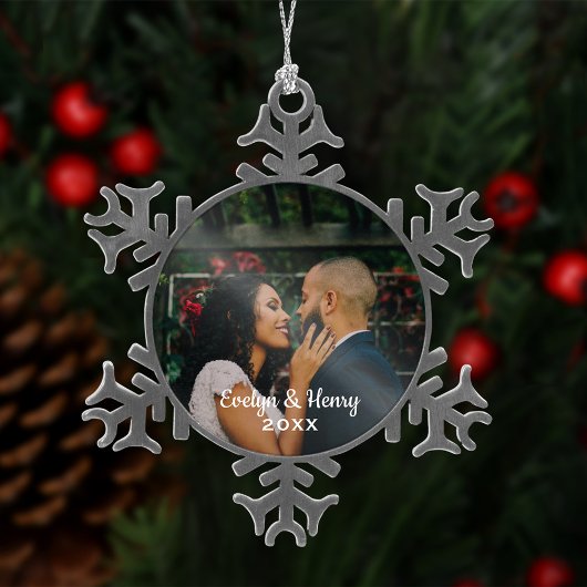 シンプルにエレガントなウェディングフォトホワイトスクリプトモノグラム スノーフレークピューターオーナメント