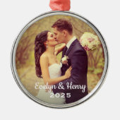 シンプルにエレガントなウェディングフォトホワイトスクリプトモノグラム メタルオーナメント (正面)