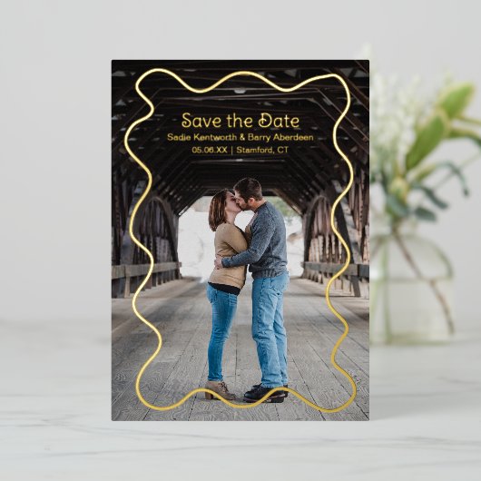 シンプルのモダンSquiggleフレーム結婚式 箔招待状 (立ち正面)