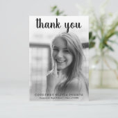 シンプルはっきりしたタイポグラフィモダン卒業 サンキューカード (スタンド正面)