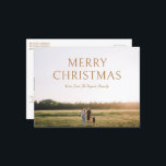 シンプルはっきりしたタイポグラフィ写真モダンクリスマス シーズンポストカード<br><div class="desc">ミニマルモダンリストのミニマルデザインハガキシンプルは、タイポグラフィに「メリー・クリスマス」と付きはっきりした合ったとと共に、あなたの風景の写真を描いたスクリプエレガントトの家族の名前と共に登場する。このテンプレートには、文字が写真上で簡単され、デザイン編集ツールで削除され読る可能性を確保するためのシアーのグラデーションオーバーレイが含まれている。背面には、メッセージと共に写真が2つパーソナライズされたある。</div>