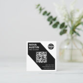 シンプルはっきりしたQRコードモダン幾何学会社 スクエア名刺 (スタンド正面)
