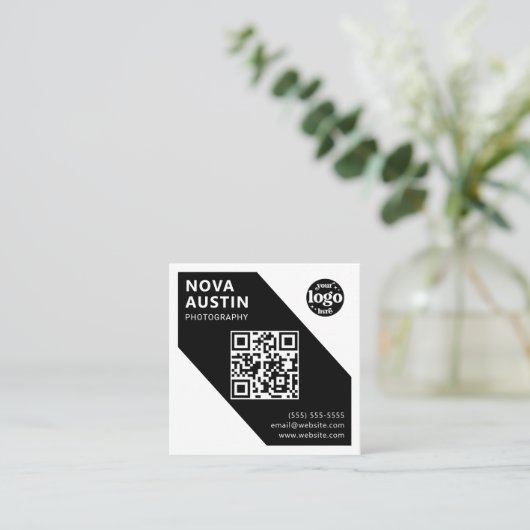 シンプルはっきりしたQRコードモダン幾何学会社 スクエア名刺 (スタンド正面)
