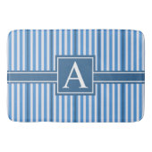 シンプルアストサイズブルーとホワイトのストライプモノグラム バスマット (正面)