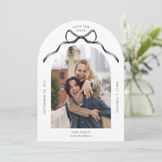 シンプルアーチ写真ブラックボーウェディング日付を保存 招待状 (スタンド正面)