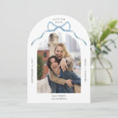 シンプルアーチ写真ブルーボウウェディング日付を保存 招待状 (スタンド正面)