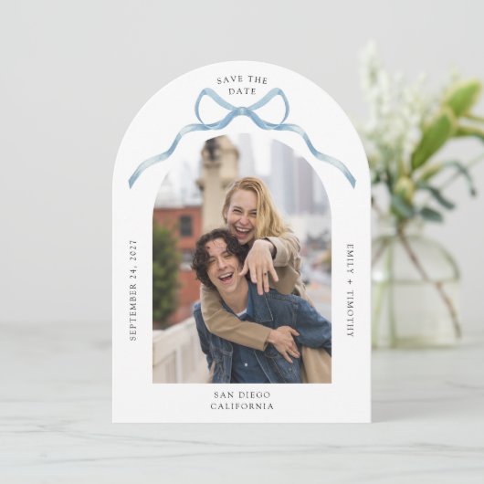 シンプルアーチ写真ブルーボウウェディング日付を保存 招待状 (スタンド正面)