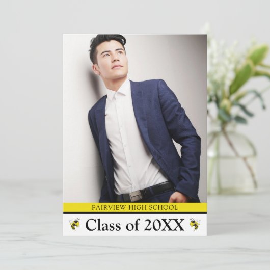 シンプルイエロージャケットブラック3写真卒業 案内状 (スタンド正面)