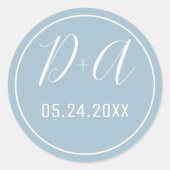 シンプルイニシャルエレガントダスティ青いウェディング ラウンドシール (正面)