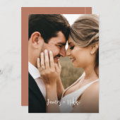 シンプルイニシャルスクリプトTerracotta写真結婚の 招待状 (正面/裏面)