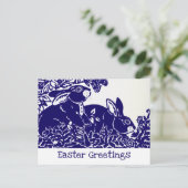 シンプルイースターラビットブルーホワイトウッドランドミニマル シーズンポストカード (スタンド正面)