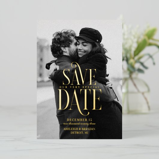 シンプルエレガントタイポグラフィ写真の保存日付 箔招待状 (立ち正面)