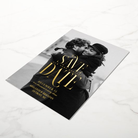 シンプルエレガントタイポグラフィ写真の保存日付 箔招待状 (回転した状態)