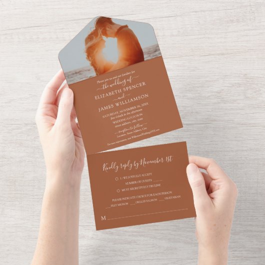 シンプルエレガントフォトウェディングRSVPテラコッタ オールインワン招待状 (貼ってはがせる)