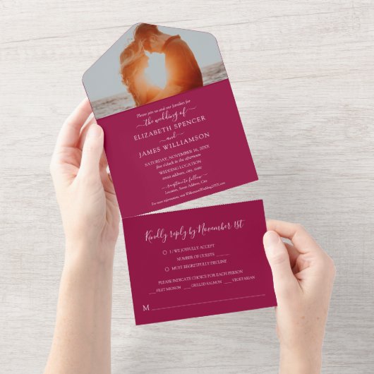 シンプルエレガント写真結婚式RSVPクランベリー オールインワン招待状 (貼ってはがせる)