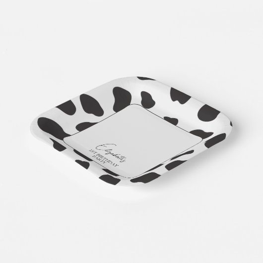 シンプルエレガント白黒の牛の誕生日パーティー ペーパープレート (傾斜あり)