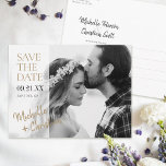 シンプルエレガント金ゴールド写真の結婚式の日付を保存 案内ポストカード<br><div class="desc">単にシック。これスタイリッシュは、ウェディングの保存の日付はがきテンプレートは、あなたのテキストのための半透明部分離れを含む清潔で新鮮なデザイン感じを持つ流れの貸す。その効果を追加するには、名前の長さに応じて、この例のように、一方または両方が写真に「オーバーフロー」する可能性がある！だから最初に入れた名前を試してみて、各バージョンがどのように見えるかを見ることができる。サンプル写真は実際には白黒に変換されたカラー写真で、現在はデフォルト設定の白黒フォトフィルタを有効にした状態になっている。だから、あなたの色の写真も黒と白として表示されるべきである。あなたは、このデザインでもしのカラー写真がどのように見えるかに興味のあるフィルタを無効にすることができる。しかし、まず、私たちの店のフィルターなしで私たちの選択をチェックして同様のデザイン。そのデザインは金ゴールド文字を持っていない、金ゴールドはこのデザインで白黒でより良く動作する傾向がある。しかし、もちろん、このハガキのいずれかのバージョンで自分のスタイルに合わせて文字の色を変更することができる。デザインツールを使カスタマイズ用して、写真と一緒にユニークな作お気に入りの成を！</div>