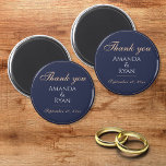 シンプルエレガントDark Blue結婚 S Thank you マグネット<br><div class="desc">シンプルエレガントダークブルー結婚のマグネットありがとう。このエレガント磁石は素晴らしお客さま結婚の結婚式の引き出物。スクリプト内の文字を含む濃い青モダンの背景。すべてのカスタマイズ文字を簡単にカスタマイズして、花嫁の名前、花婿の名前と日付を付け結婚ることができる。</div>
