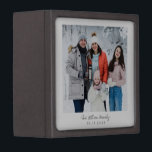 シンプルエレガントScript Family Photo Christmas ギフトボックス<br><div class="desc">シンプルエレガントScript Family Photo Christmas Gift Box.愛する人に記念素晴らし品や休日の贈り物を贈る可愛い磁気箱。家族の名前と写真を変えて、この可愛いコースターをパーソナライズ。これ以上のカスタマイ感じズに関しては連絡、mypaperlove2021@gmail.comで自由に私に連絡する</div>