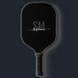 シンプルエレガントScript Monogram Gray Black ピックルボールラケット<br><div class="desc">黒い編集可能な色の背景にグレーのスクリプトモダンモノグラムを持つ巧妙で控えめな黒と灰色のピックボールパドル。すべての色とフォントはお気に入りに変更できる。</div>