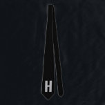 シンプルオーバーサイズモノグラムイニシャルブラックとグレー ネクタイ<br><div class="desc">はっきりしたとシンプルはカスタム、イニシャルの選択と結び付ける。このデザインは、黒い背景に灰色のオーバーサイズのサンセリフタイポグラフィを備えている。テンプレートは手紙を変更するように設定されているもしが、色も編集したい場合はクリック「更カスタマイズに」またはメッセージを表示する</div>