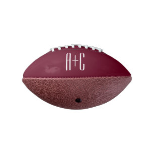 シンプルカップルイニシャル ホワイト&バーガンディ アメリカンフットボール