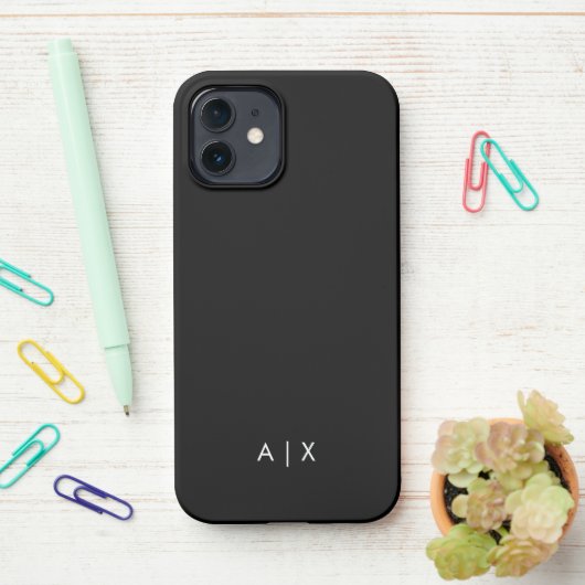 シンプルカップル名モノグラムの iPhoneケース (デスク上)