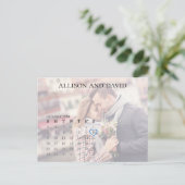 シンプルカレンダー写真オーバーレイミニマル6行 案内ポストカード (スタンド正面)