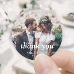 シンプルクラシックタイポグラフィ写真結婚有難う ラウンドシール<br><div class="desc">サンキューカードとエレガント披露宴パーティの好意にパーソナライズされた対するtouchを追加し結婚てカスタム、の写真のラウンドステッカー/封筒用シール。この写真上のすべてのテンプレートは、パーソナライズするシンプルために使用される。愛と歓迎、歓迎、カップルの感謝していイニシャル、その他の文字に変更するか、または完全に削除することができる"ありがとう。(画像の配置のヒント：写真を正確に配置する簡単の方法は、Zazzleウェブサイトにアップロードする前に写真を切り抜くことである。 白い重モダンねデザインはクラシックミニマルタイポグラフィと好きな写真を備えている。これらのラベルはスタイリッシュお友達や家族に対し表現て、特別な日のお祝いを共有することに感謝する方法である。</div>