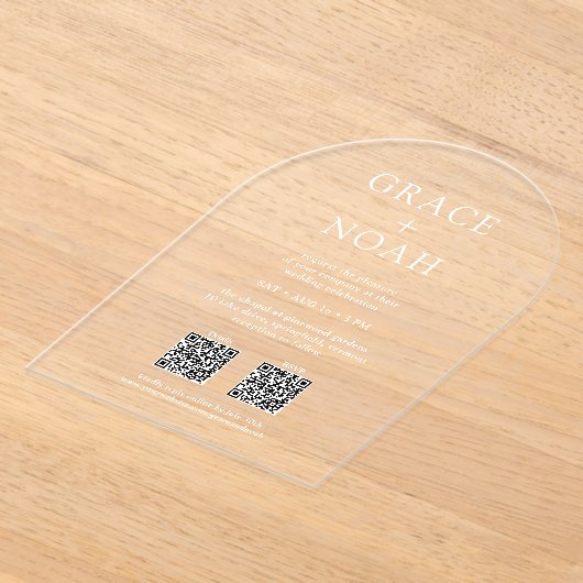 シンプルクラシックタイポグラフィQR RSVPの結婚アーチ アクリル招待状 (レイダウン)