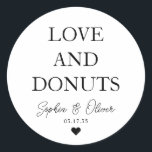 シンプルクラシックラブドーナツハート結婚式の引き出物 ラウンドシール<br><div class="desc">Aクラシック Black Thank You's Sticker 結婚 feat "Love and DONUTS"をクラシックのフォントに取り入れたステッエレガントク。名前パーソナライズされたとデートで簡単に結婚出来る。</div>