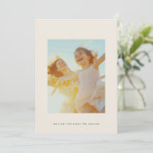 シンプルクリスマス編集可能グリーンクリームカスタム写真 シーズンカード (スタンド正面)