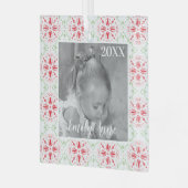 シンプルクリスマス赤い緑のスノーフレークのパターン写真 ガラスオーナメント (正面左)