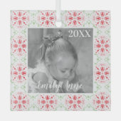 シンプルクリスマス赤い緑のスノーフレークのパターン写真 ガラスオーナメント (正面)