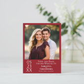 シンプルクリムゾンレッド結婚式の日付写真を保存 ポストカード (スタンド正面)