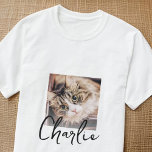 シンプルグランジモダンカスタムバッジPet写真名 Tシャツ<br><div class="desc">セリフシンプルデザインで構成され、クラシックタイポグラフィを追加したカスタム。</div>