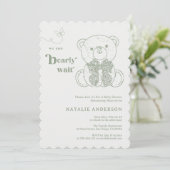 シンプルグリーンボウ我々は赤ちゃんシャワーを待つことができる 招待状 (スタンド正面)