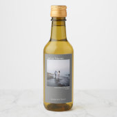 シンプルグレイ結婚ズラブ&感謝してい写真ミニ ワインラベル (正面)