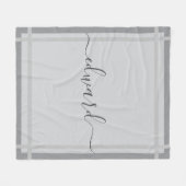 シンプルグレー名前をカスタムする フリースブランケット (正面(横))