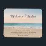 シンプルサンディビーチ結婚式招待状 マグネット<br><div class="desc">いつもの結婚式招待状じゃなくてビーチテーマだ!このシンプルデザインは、穏やかな波が岸を包むほど背後にターコイズ海を持つ美しい砂浜のビーチを持つ。あなたはもしは、お客様の式や結婚披露宴をビーチまたは近くに持ち、これは理想的な選択である。自分の好みに合わせて名前と式の詳細を付ける。それはモダン、カジュアルそして選択素晴らしだ。これは、熱帯または任意の沿岸で目的地の結婚式を持っている人にも適している。</div>