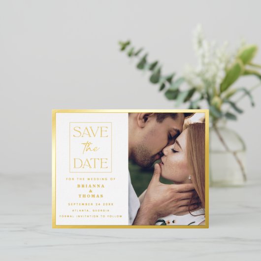 シンプルシック写真日付の結婚金ゴールドを保存 箔招待状ポストカード (立ち正面)