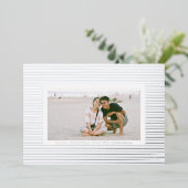 シンプルシルバープレステッドピンストライプ写真 箔シーズンカード (立ち正面)